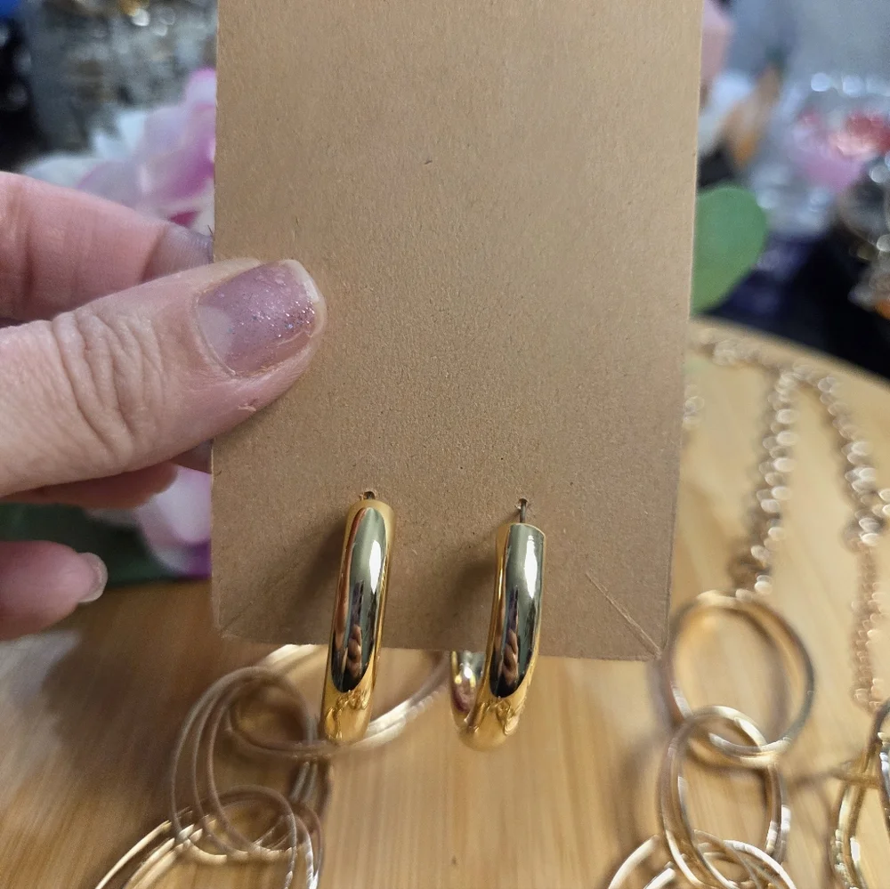 Elegant Gold Jewelry Set - Picture 2 of 6